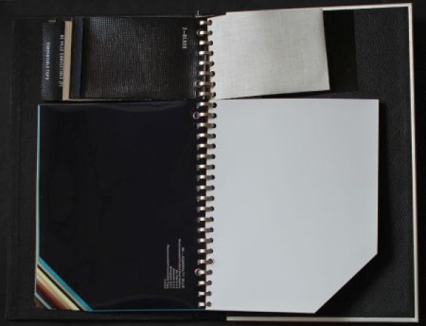 Cadillac Modelprogram Color and Upholstery in 2 aluminium Dealer-Leathermaps with Metallogo (2369)
